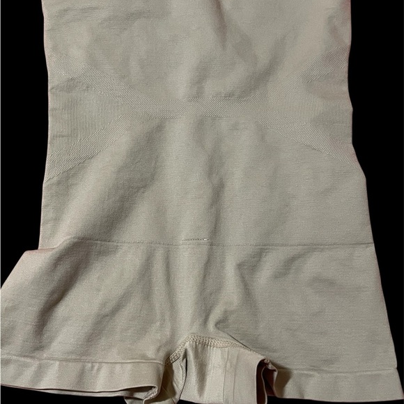 Set of 4 Beige Shapewear Tops and Bottoms - Picture 8 of 12